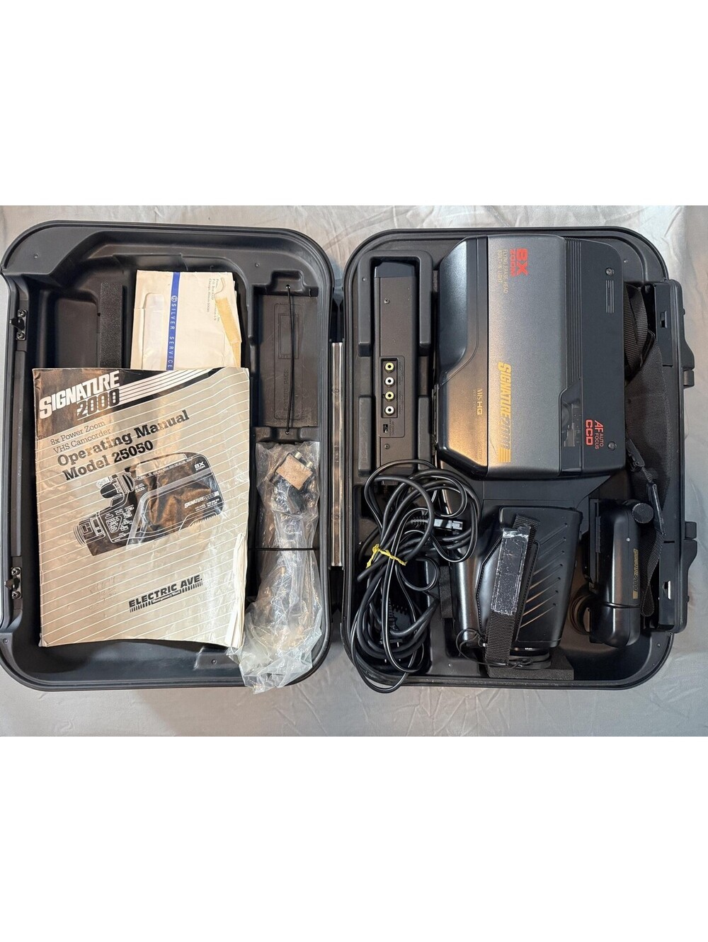 Signature 2000 25050 VHS Camcorder 8X Zoom AF CCD Handheld